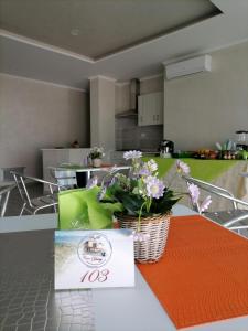 un bancone della cucina con un tavolo con fiori di B&B Casa Dany a Ricadi
