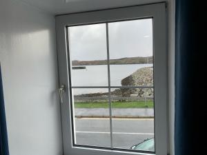 uma janela com vista para uma massa de água em Hal O' The Wynd Guest House em Stornoway