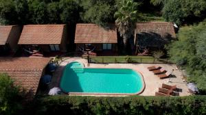 einen Blick über einen Pool neben einem Haus in der Unterkunft Mont Blanc in Villa General Belgrano