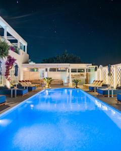 Aressana Spa Hotel & Suites - Small Luxury Hotels of the World内部或周边的泳池