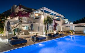 Aressana Spa Hotel & Suites - Small Luxury Hotels of the World内部或周边的泳池