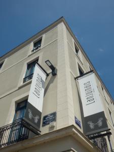 a tall building with signs on the side of it at Appartement Lanjuinais in Rennes