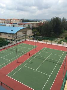 - une vue sur le court de tennis dans l'établissement Sv Mathrew studios, à Nilai