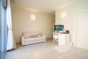 Biały salon z kanapą i biurkiem w obiekcie Enjoy Your Stay - Guest House - Olbia w mieście Olbia