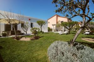 dom z ogródkiem z trawą i drzewami w obiekcie Enjoy Your Stay - Guest House - Olbia w mieście Olbia