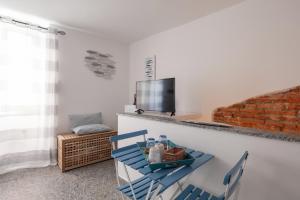 TV a/nebo společenská místnost v ubytování Ludovica Flat + 7 fotografií