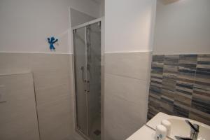 een badkamer met een douche en een wastafel bij Appartamento piazza Buccelli a 10 mt dal mare in Varazze