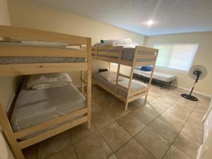 een kamer met 3 stapelbedden en een lamp bij Casa Tranquila in Santa Ana