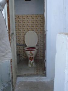 Cette petite chambre comprend une salle de bains pourvue de toilettes. dans l'établissement Hotel Lake View, à Pushkar