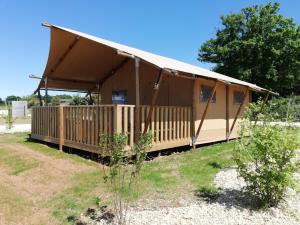 un petit bâtiment avec un toit sur un champ dans l'établissement Village Flottant de Pressac, à Pressac