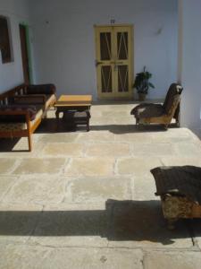 une chambre avec des chaises, une table et une porte dans l'établissement Hotel Lake View, à Pushkar