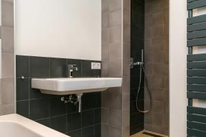 La salle de bains est pourvue d'un lavabo et d'une douche. dans l'établissement DRL45 Luxury apartment in the heart of Domburg, à Domburg