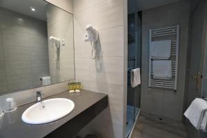 a bathroom with a sink and a shower at El Pradet in El Serrat