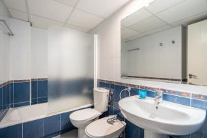 łazienka z umywalką, toaletą i lustrem w obiekcie Apartamentos Hipocampos Unitursa w mieście Calpe +14 zdjęć