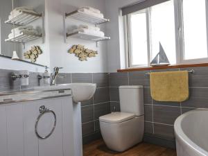 Ένα μπάνιο στο Hazel Cottage +18 φωτογραφίες