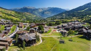 eine Luftansicht eines Dorfes in den Bergen in der Unterkunft Hôtel Spa L'Oxygène in Valmorel