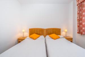 dwa łóżka pojedyncze w pokoju z dwiema lampami w obiekcie Apartamentos Hipocampos Unitursa w mieście Calpe