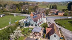 una vista aérea de una gran casa blanca en Beckford Inn en Beckford