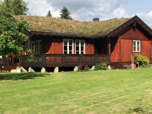une cabane en rondins avec un toit en gazon dans l'établissement Golden Seaside Villa, à Kärdla