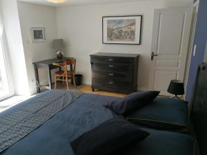 - une chambre avec un lit, une commode et un bureau dans l'établissement La maison du Sotré, à Raon-sur-Plaine
