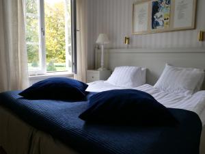 Postel nebo postele na pokoji v ubytování Södertuna Slott + 37 fotografií