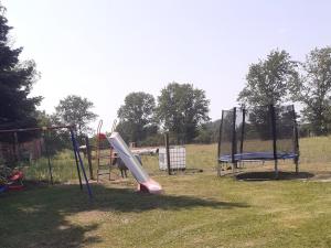 un parque infantil con un tobogán y un tobogán en Ferienhaus Fechter, en Lanz