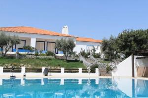 ein Swimmingpool vor einem Haus in der Unterkunft Vila Nova de Santa Susana - Resort in Alcácer do Sal