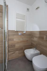 uma casa de banho com um WC, um lavatório e um chuveiro em Ludovica Studio - Backpackers House Vernazza em Vernazza