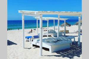 ein Himmelbett am Strand neben dem Meer in der Unterkunft Vila Nova de Santa Susana - Resort in Alcácer do Sal