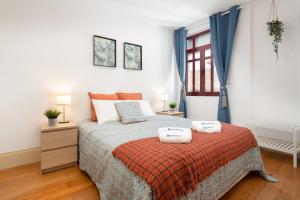 1 dormitorio con 1 cama con 2 toallas en Spacious Comfortable Apartment - Balcony en Oporto