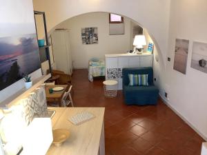 een woonkamer met een trap en een blauwe stoel bij La Casetta nel Borgo in Termoli