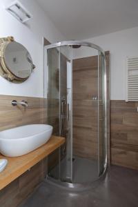 uma casa de banho com uma cabina de duche em vidro e um lavatório. em Ludovica Studio - Backpackers House Vernazza em Vernazza