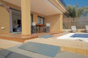 una casa con piscina e patio di Villa Arenal a L'Ampolla