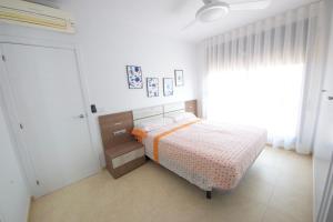 En eller flere senge i et værelse på Villa Arenal + 22 billeder