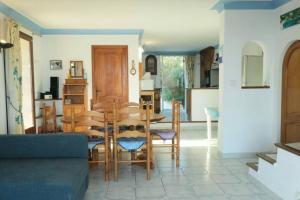 uma sala de jantar e sala de estar com mesa e cadeiras em Waterfront House With Sea View em Saint-Raphaël