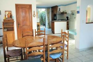 uma cozinha com uma mesa de madeira e uma sala de jantar em Waterfront House With Sea View em Saint-Raphaël