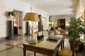 a living room filled with furniture and a fireplace at Grand Hotel Sitea in Turin