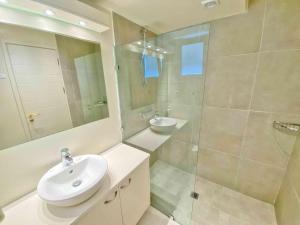 Kúpeľňa v ubytovaní Paleopetres K-Six - Premium Suite - Kalami -