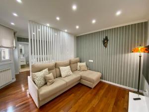 sala de estar con sofá y suelo de madera en Churruca 1 en Vigo