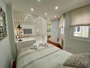 Un dormitorio con una cama grande y una ventana en Churruca 1, en Vigo