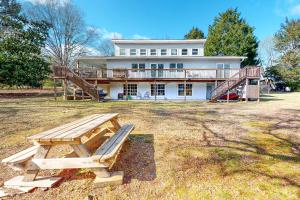 uma casa com um banco de piquenique em frente em Rebecca Pointe em Lake Murray Shores