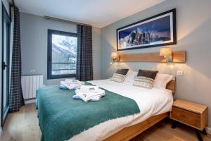 En eller flere senge i et værelse på La Cordee 124 Apartment - Chamonix All Year + 30 billeder