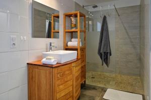 La salle de bains est pourvue d'un lavabo et d'un miroir. dans l'établissement Domaine Valle Doniche, à Olmeto