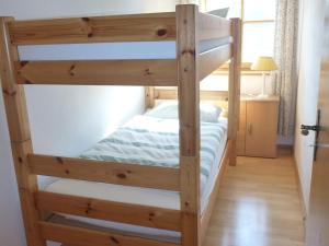 ein Etagenbett in einem Schlafzimmer mit einem Etagenbett in einem Zimmer in der Unterkunft Ferienwohnung Bösch in Taching am See