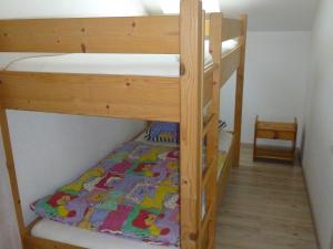 ein paar Etagenbetten in einem Zimmer in der Unterkunft Ferienwohnung Bösch in Taching am See