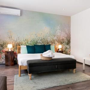 1 dormitorio con 1 cama con una pintura en la pared en Francis B&B Superior en Trieste