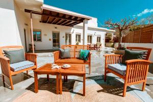 A seating area at Chania Paradise Retreat - Falasarna Villa Nostalgia