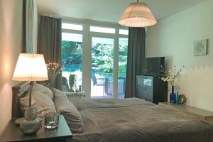 Säng eller sängar i ett rum på fewo1846 - FoerdeNest - familienfreundliche Wohnung mit 2 Balkonen und Meerblick