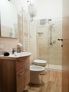 łazienka z umywalką, toaletą i prysznicem w obiekcie Trastevere Sweet Home w Rzymie