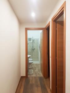 corridoio di un bagno con servizi igienici e lavandino di Trastevere Sweet Home a Roma